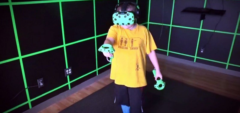 Какой-то пацан играет в Holodeck VR