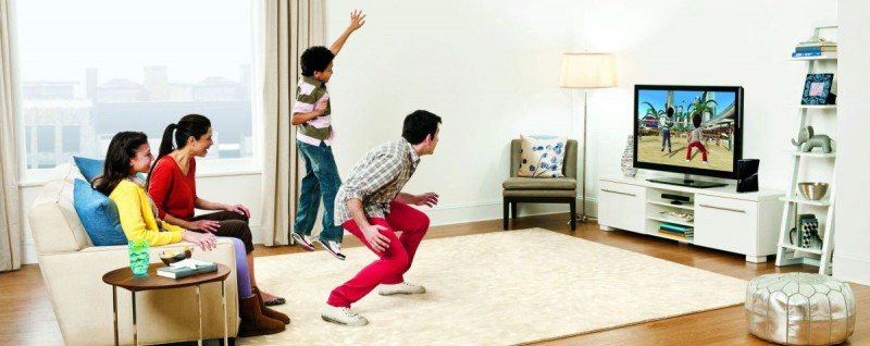 Семья развлекается с Microsoft Kinect